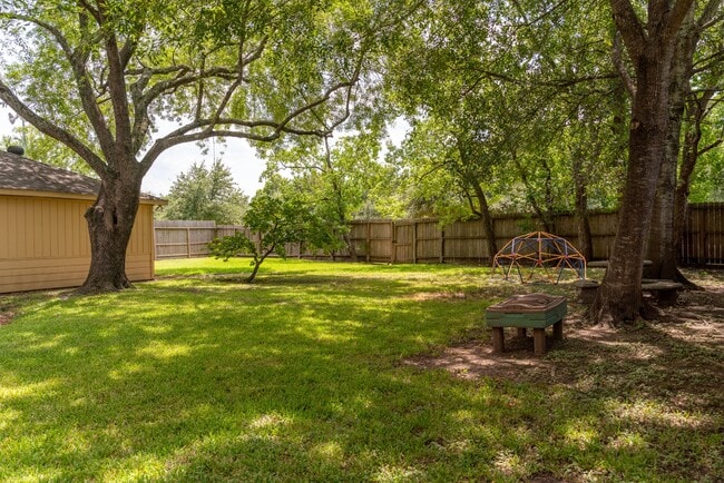Building Photo - 1704 Crystal Hills Dr