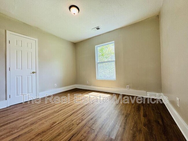 Photo - 2204 Robbins St