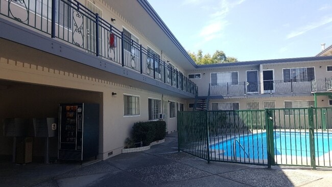Photo - Colonial Way Apartments