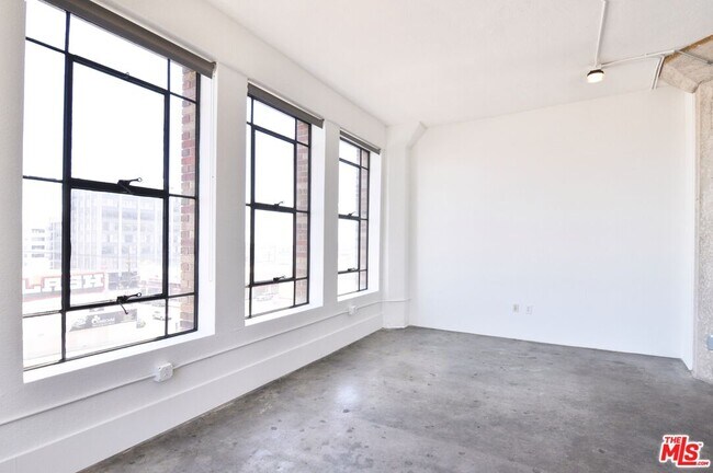 315 E 8th St Unit 406