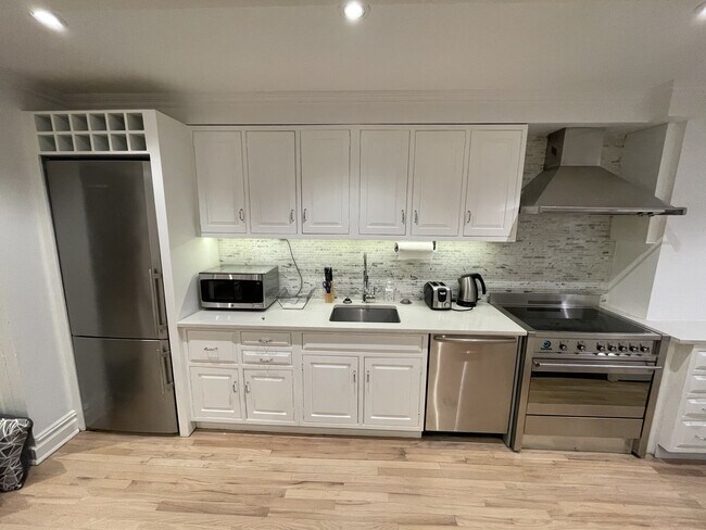 Photo - 115 E 37th St