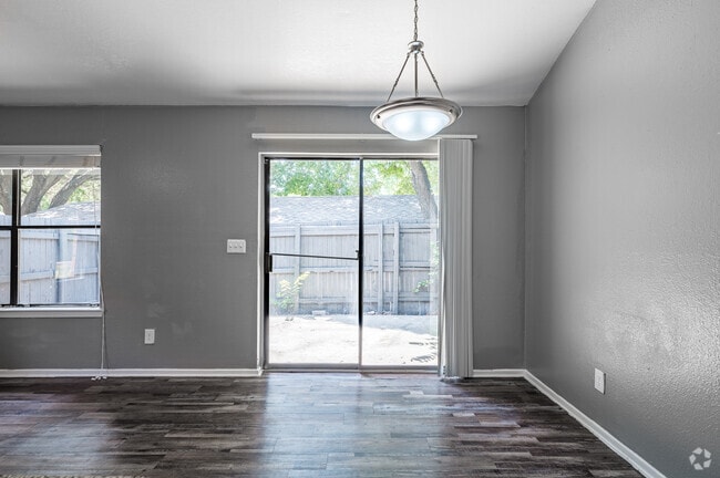 2BR, 2BA - 1,000SF