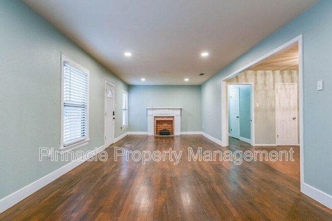 Photo - 2205 Live Oak St