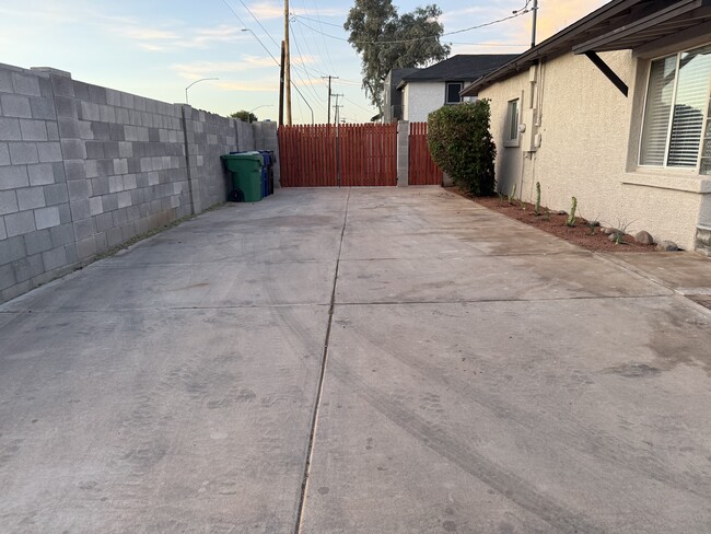 Puerta de vehículos recreativos - 402 E 1st St