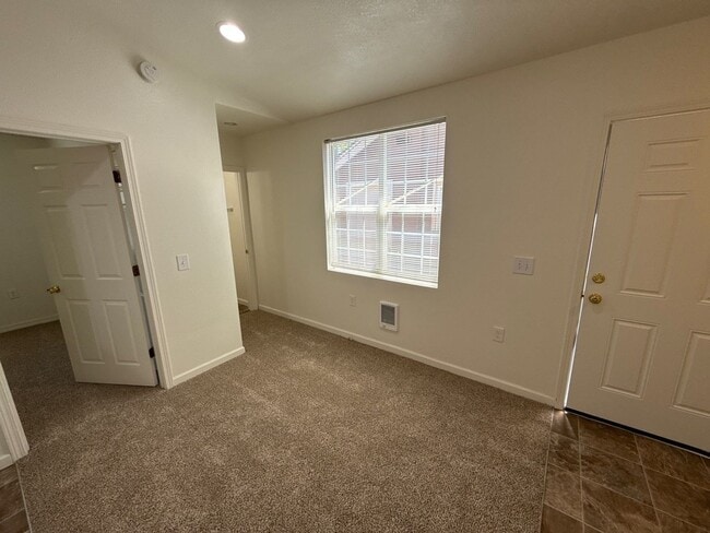 Photo - 647 Columbia St NE