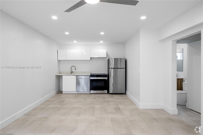 Building Photo - 551 NE 26th St Unit 3 Rental