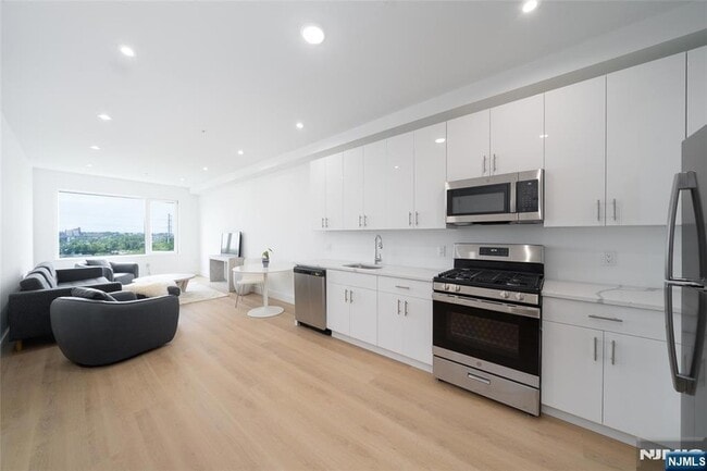 Building Photo - 3309 Liberty Ave Unit 204