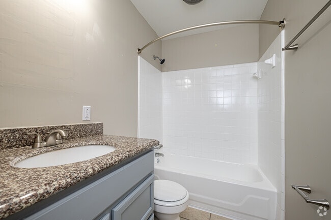 1BR, 1BA - 770SF - Primary Bathroom