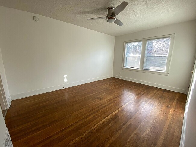 Photo - Charming 1 Bedroom with Hardwood Floors, Close-In Location Unidad 1350