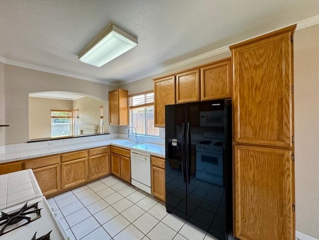 Beautiful 3 Bed / 2 Bath Home with 2-Car Garage in Roseville