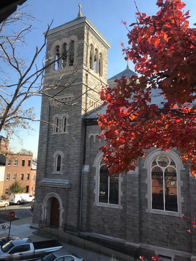 Photo - 2046 Bank Street