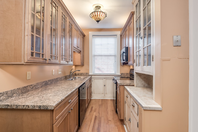 Kitchen - 4636 Shenandoah Ave Apartments Unit 1W