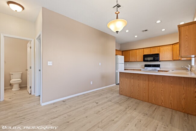 Photo - 724 Hardy Way
