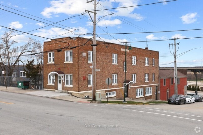 Building Photo - 226 E Illinois St Rental
