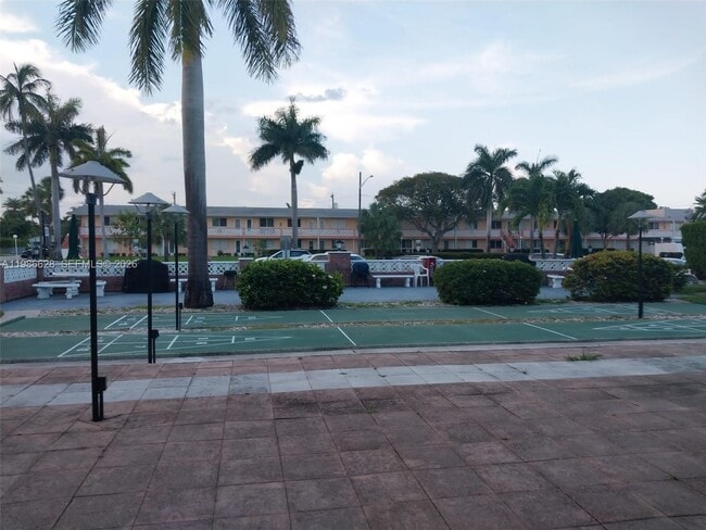 Photo - 1050 Atlantic Shores Blvd Unidad 106