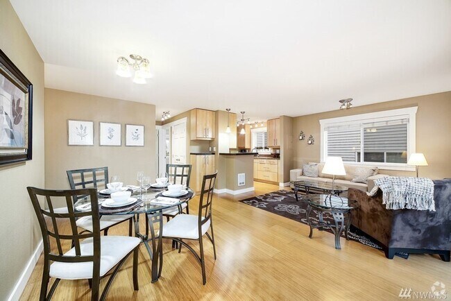 Building Photo - AVAILABLE AUGUST 1ST >> Beautiful Fully Re... Unit B3 Rental