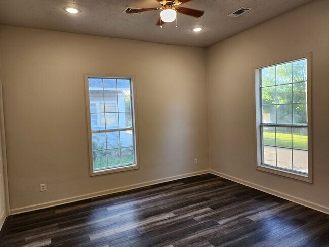Photo - 4 Bed / 3 bath Downtown Jonesboro