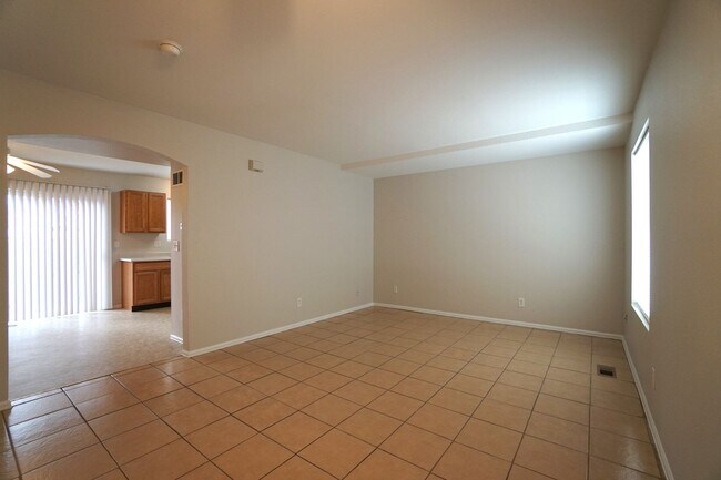 Photo - 472 Kitfield View