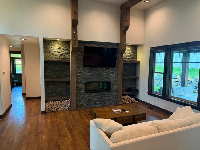 Photo - 136 Turnberry Terrace