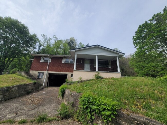 Building Photo - 1018 Willow Dr