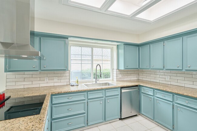 Building Photo - 15854 Knolls Lodge Dr