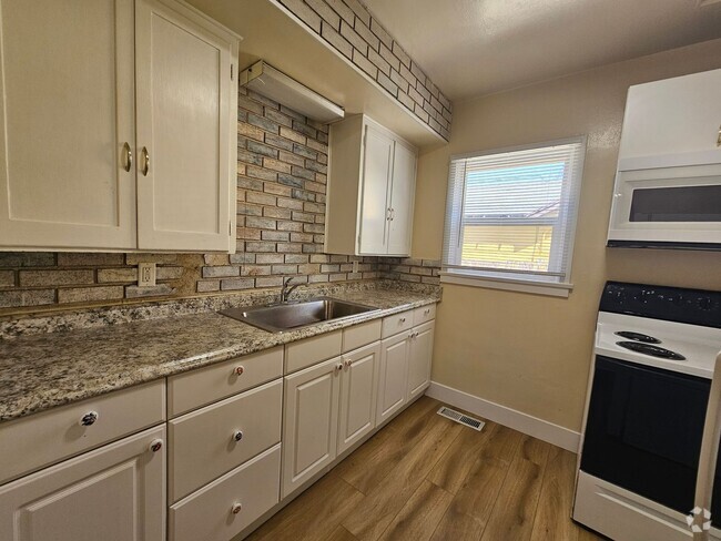 Building Photo - Charming Midtown House