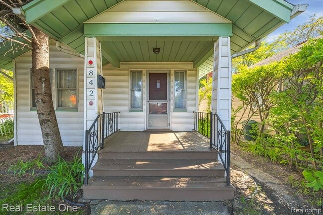 Photo - 842 E 10 Mile Rd