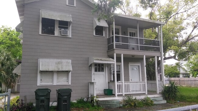 Building Photo - Charming 2-Bedroom Apartment Near Downtown...