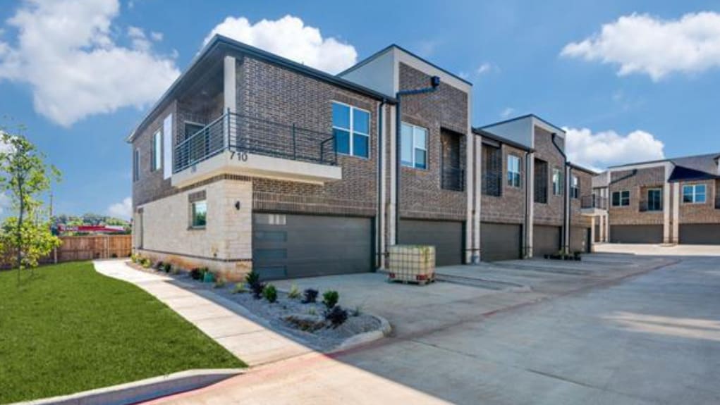 Oak Creek at University Place - Oak Creek at University Place Townhomes