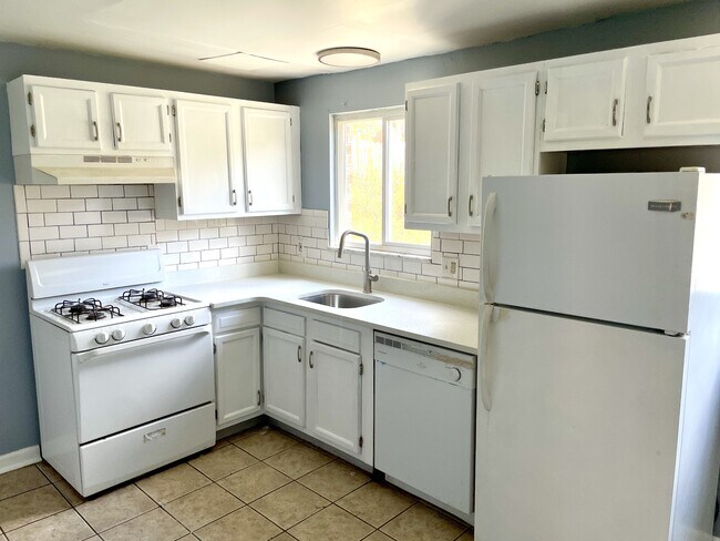 Photo - 440 Brierly Ln