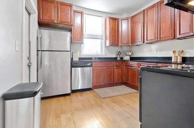 Building Photo - 323 W 4th St Unit 1 Rental
