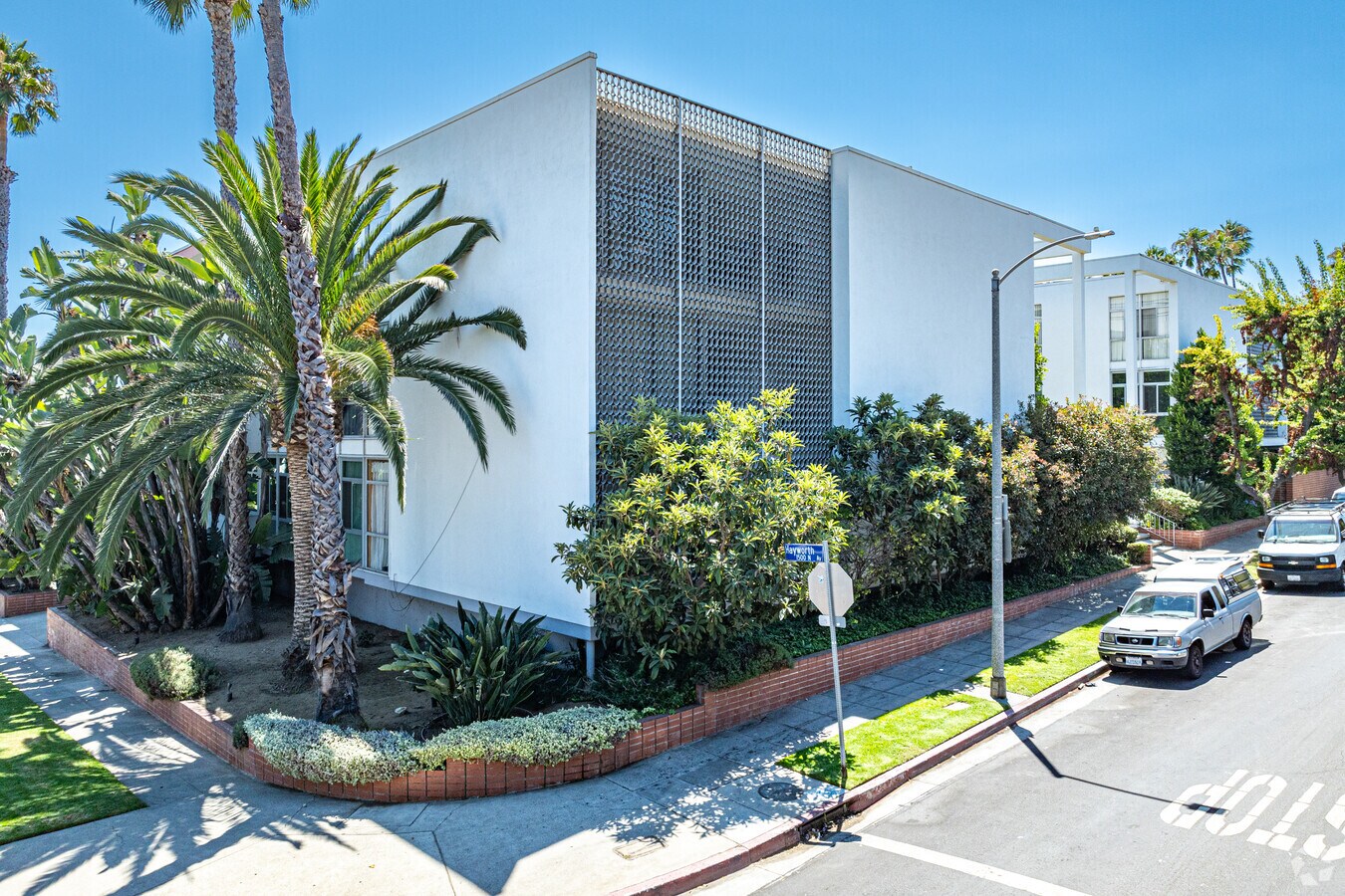 Primario - 7960 Selma Ave