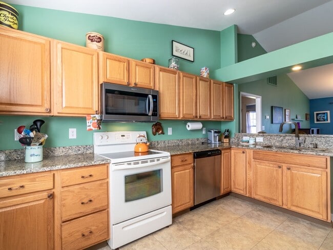 Photo - YEAR ROUND RENTAL- FURNISHED - 3 BEDROOM CONDO - WOODS COVE