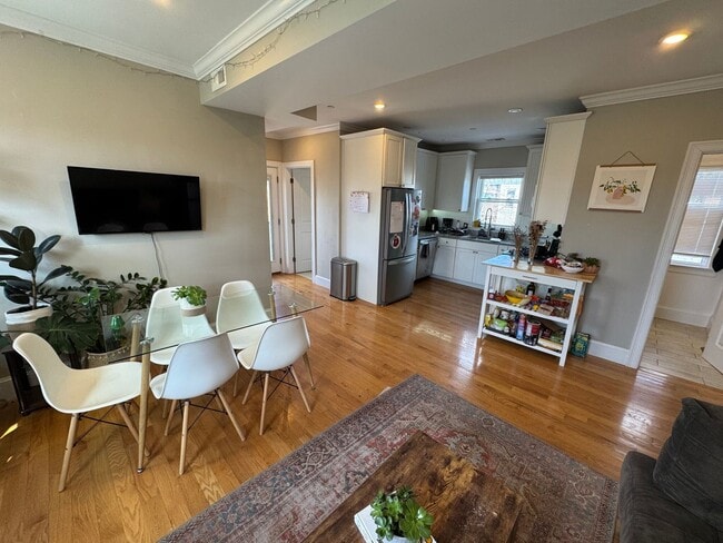 Photo - 9/1 Fully renovated 5BR/2BA in Cambridgeport/Central Sq area!