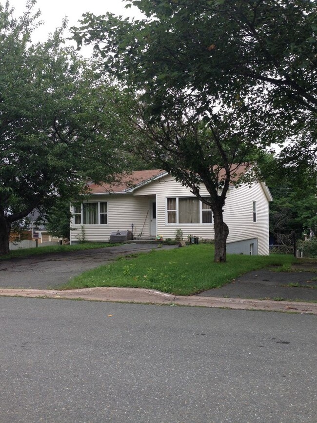 Building Photo - 16 Exeter Ave