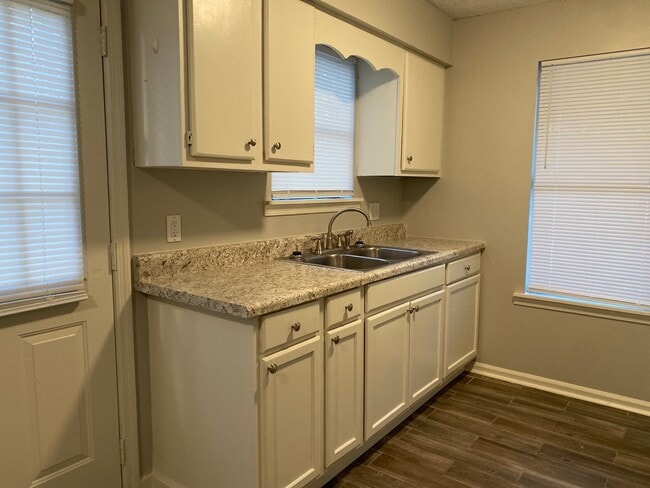 Photo - 150 Stratford Ln