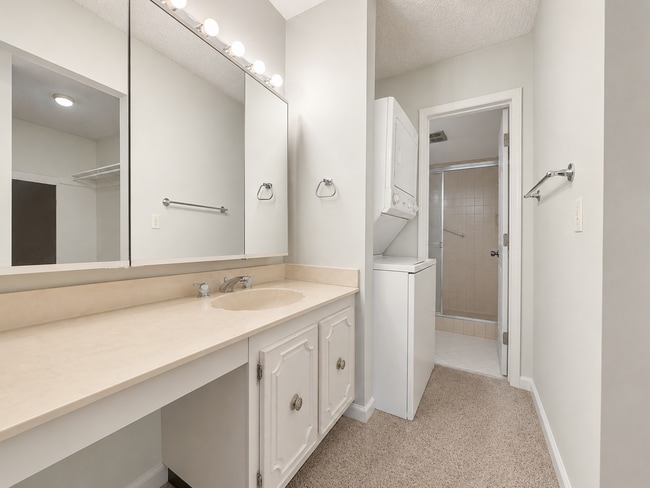 Photo - "Experience Luxury Living: Spacious 2-Bed, 2-Bath Condo in North Palm Beach!" Unidad APT 217