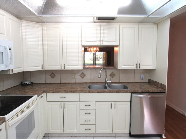 Building Photo - 2804 Victoria Way Unit E1