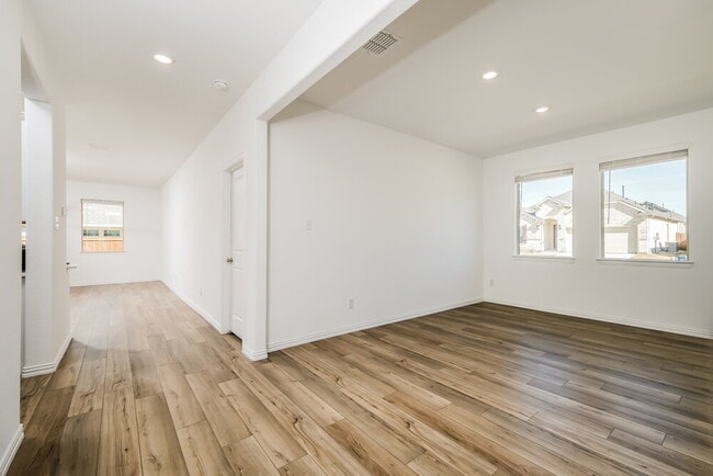 Photo - 1100 Daffodil St