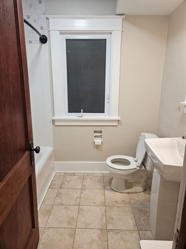 Bathroom - 816 Aurora Ave Unidad 816 lower