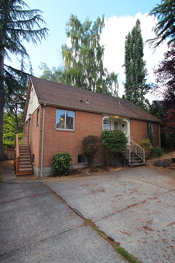 Building Photo - SPACIOUS, UPDATED 7 BEDROOM, 3 BATH, 2 KIT... Rental