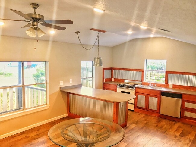 Photo - 721 N B St