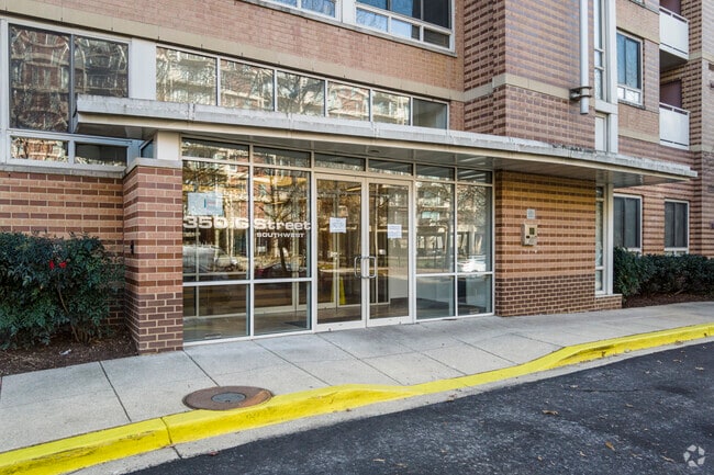 Photo - Potomac Place Condominiums