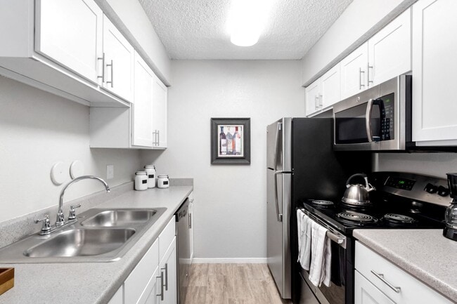 2 Bedroom B - 2 Bed / 2 Bath - 889 Sq.Ft.