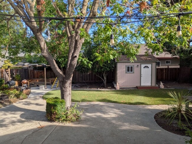 822 Weaver Ln