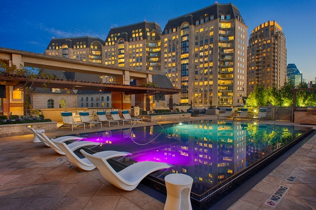 Heated Rooftop Infinity-Edge Pool with Aqua Lounge at The Ashton in Uptown Dallas - The Ashton Apartments