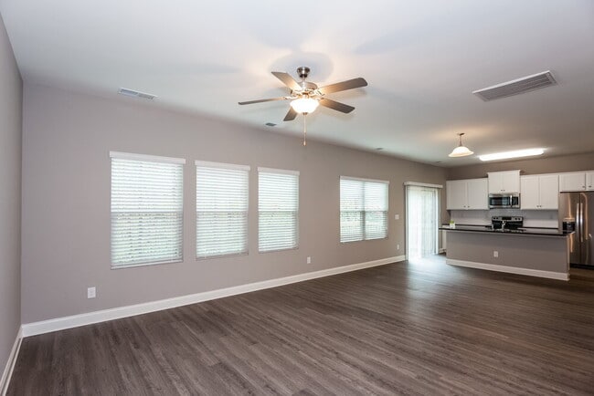 Photo - 421 Breezewood Dr