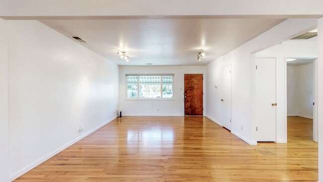 Photo - Delightful 2 Bedroom 1 Bath Unit with 1 Car Garage