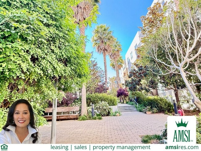 Building Photo - 1BR + Den / 1BA with Private Patio + Parking!