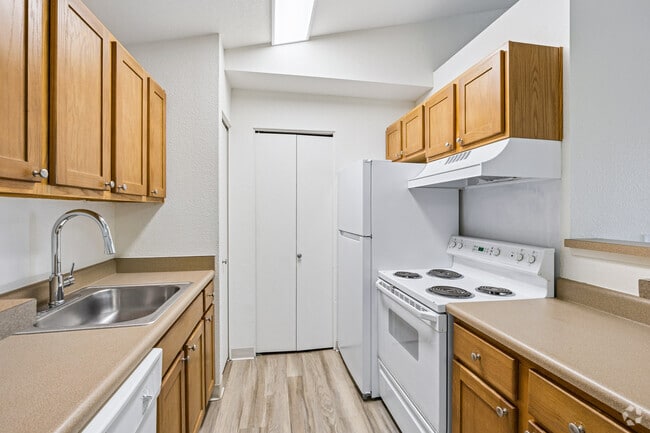 2BR, 2BA - 911SF - Kitchen